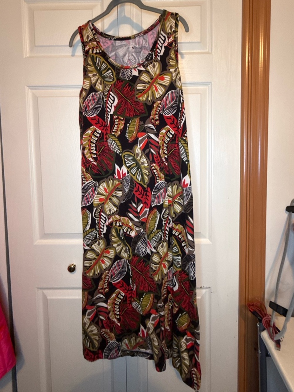 Koolaburra by UGG Sleeveless Leaf-Print Maxi Dress in Black, Red & Olive - L